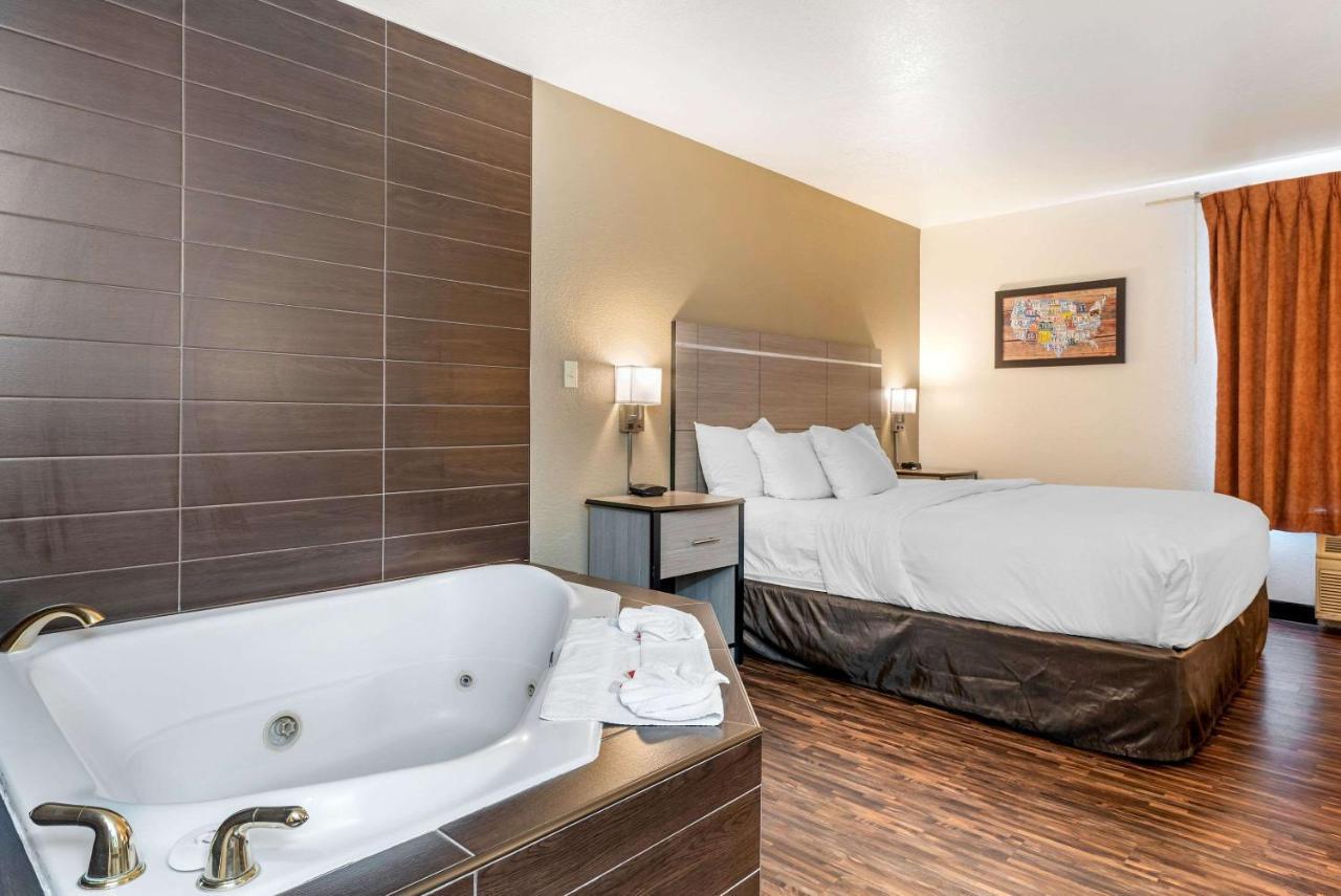 Econo Lodge Pueblo Exteriér fotografie