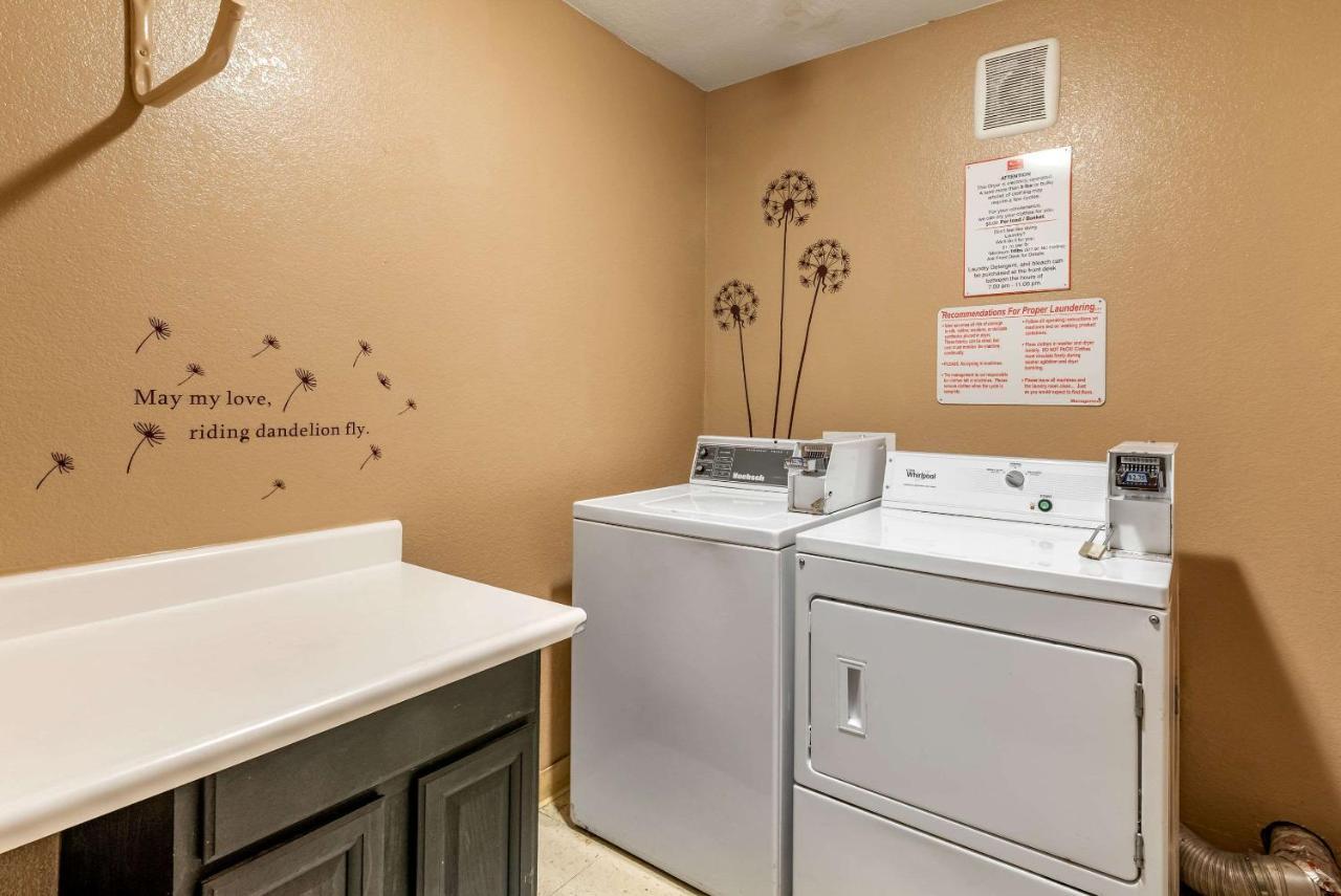 Econo Lodge Pueblo Exteriér fotografie