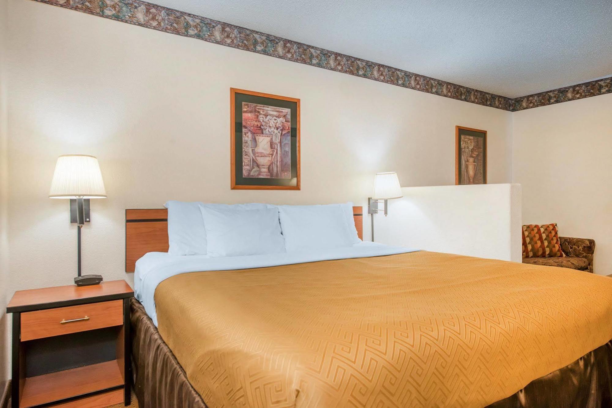 Econo Lodge Pueblo Exteriér fotografie